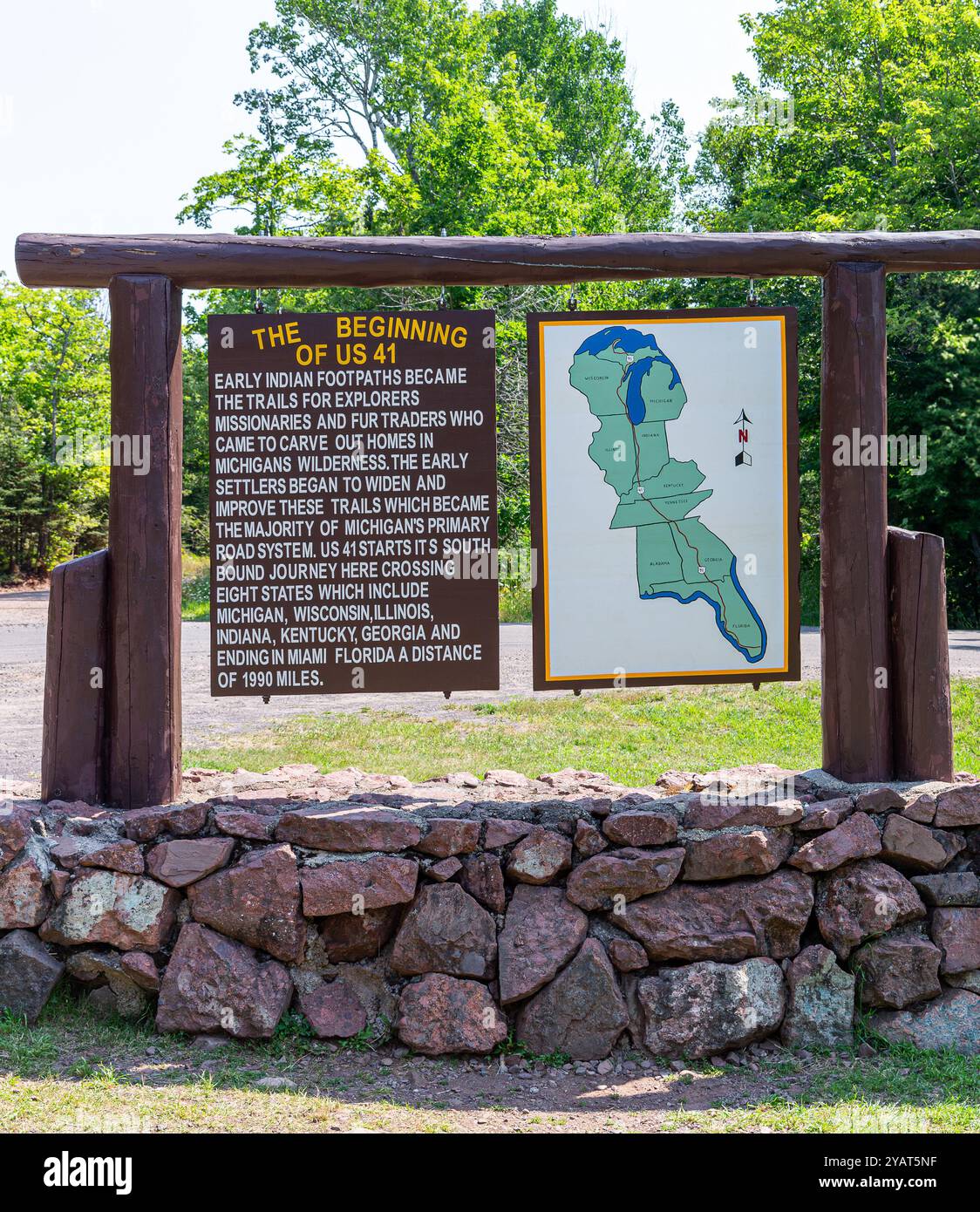 Copper Harbor, Michigan - 2 agosto 2019: Cartello che segna l'inizio della US 41, un'autostrada storica che va da Copper Harbor, Michigan, a Miami, Florida. Con Foto Stock