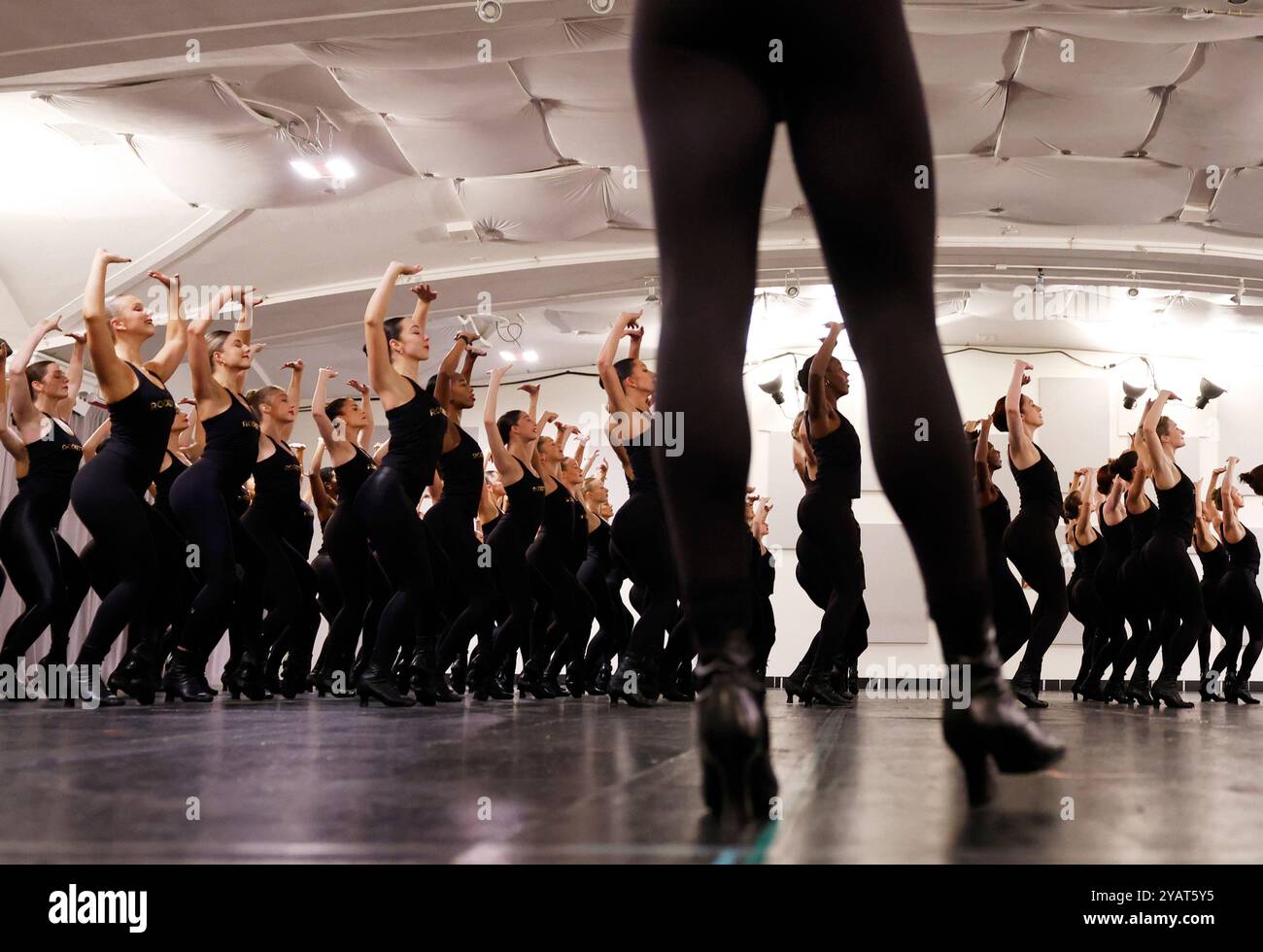 New York, Stati Uniti. 15 ottobre 2024. Le Rockettes di radio City tengono le prove e presentano un'anteprima dello spettacolare Natale 2024 con le Rockettes di radio City presentate da QVC alla chiesa di San Paolo Apostolo martedì 15 ottobre 2024 a New York City. Un pezzo forte delle festività a New York City, il Christmas Spectacular 2024 apre l'8 novembre al radio City Music Hall e presenta intricate coreografie eseguite dalle incomparabili radio City Rockettes in nove numeri da spettacolo. Foto di John Angelillo/UPI credito: UPI/Alamy Live News Foto Stock