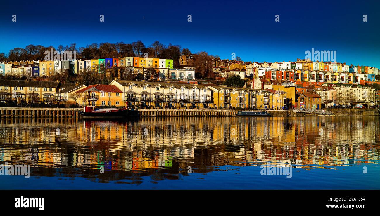 Le case colorate di Bristol dal porto Foto Stock
