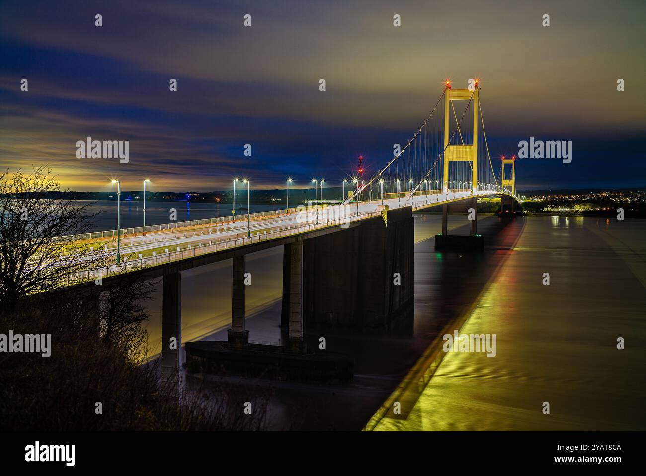 Il vecchio ponte di Severn Road di notte Foto Stock