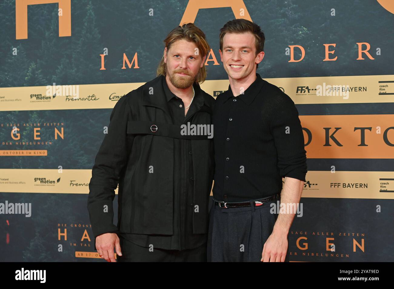 v.li: Gijs NABER Schauspieler, Jannis NIEWOEHNER Schauspieler, Premiere ãHAGEN Ð IM tal DER NIBELUNGENÒ am 15.10.2024 im Mathaeser Kino a Monaco. *** F li Gijs NABER attore , Jannis NIEWOEHNER attore , Premiere ãHAGEN Ð Im tal DER NIBELUNGENÒ il 15 10 2024 al Mathaeser Kino di Monaco Foto Stock