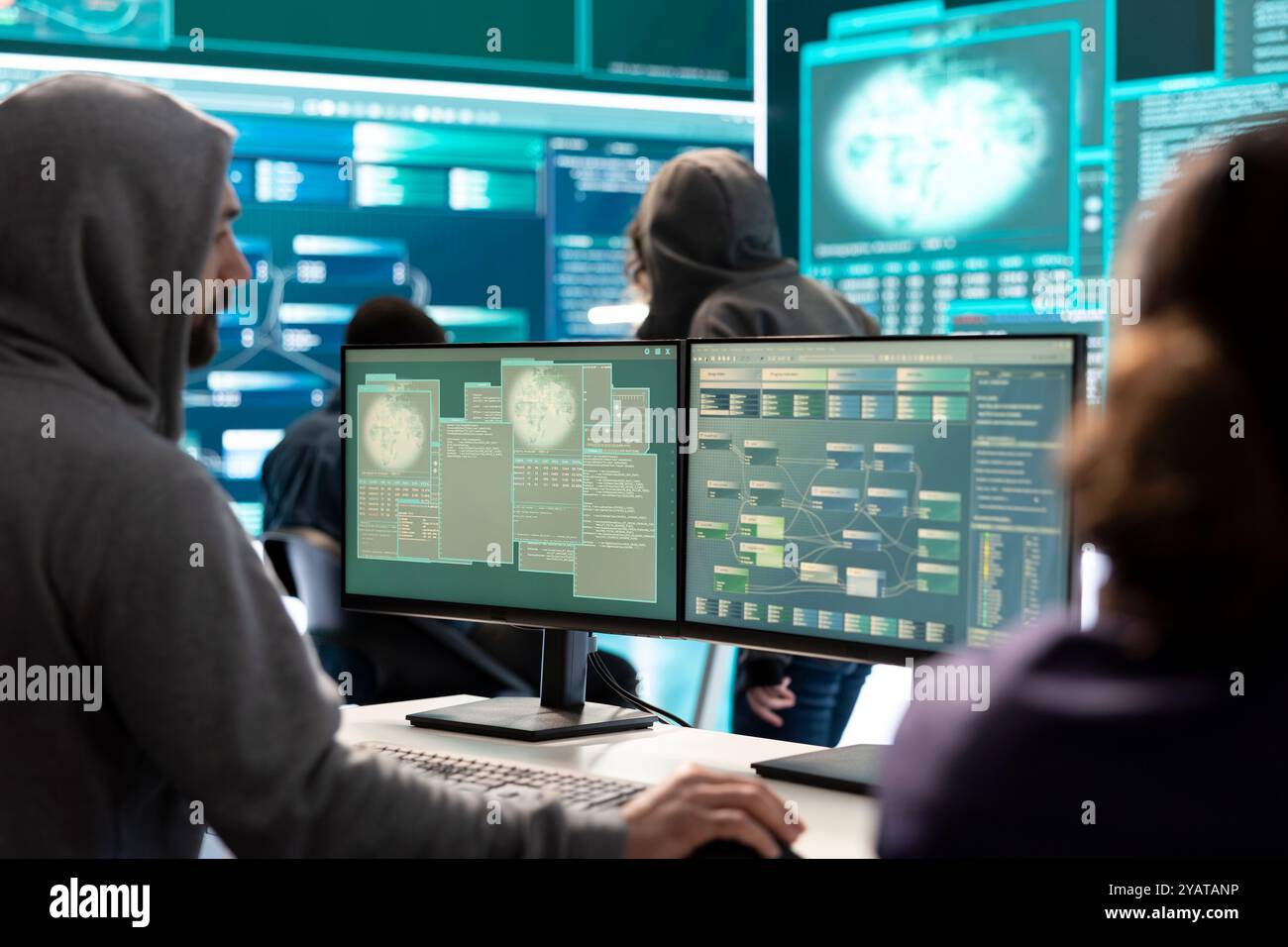 Hacker governativi che indagano sugli incidenti informatici e monitorano le minacce alla sicurezza su un grande schermo. Una donna specialista utilizza tecniche di phishing per rubare informazioni importanti per la guerra informatica. Foto Stock