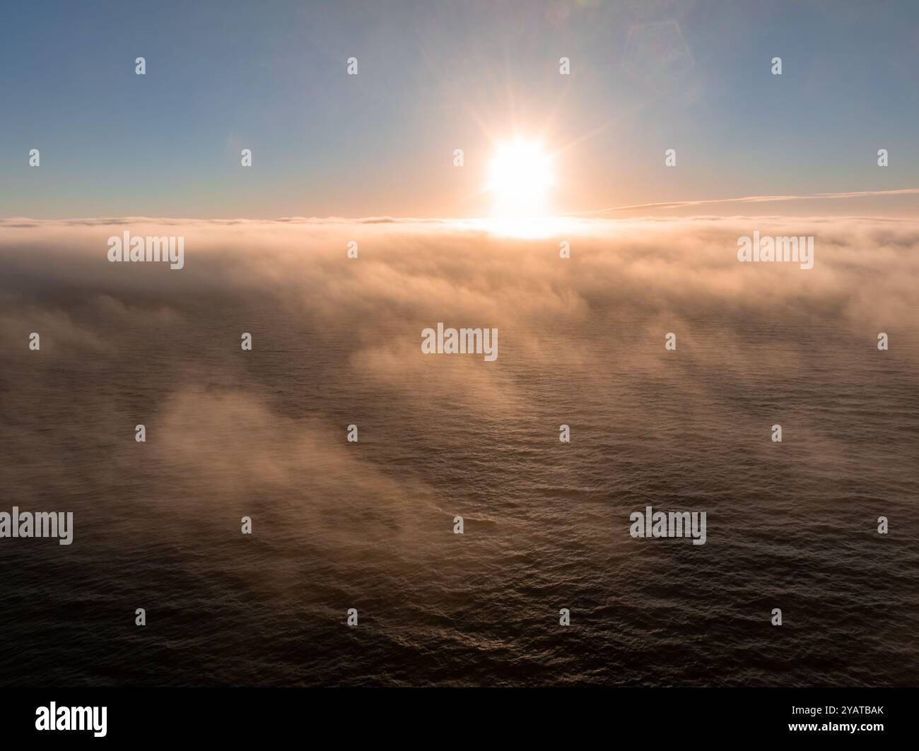 Vista aerea dell'oceano al tramonto con nebbia vicino a San Francisco Foto Stock
