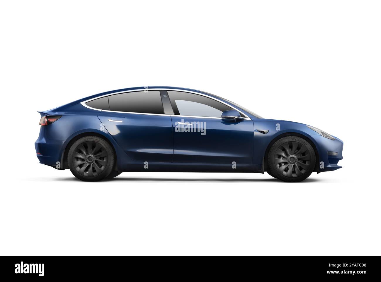 Mosca, Russia - 19 agosto 2024: Vista laterale di una Tesla Model 3 blu fotografata su sfondo bianco, che mette in risalto le linee eleganti e il design minimalista Foto Stock