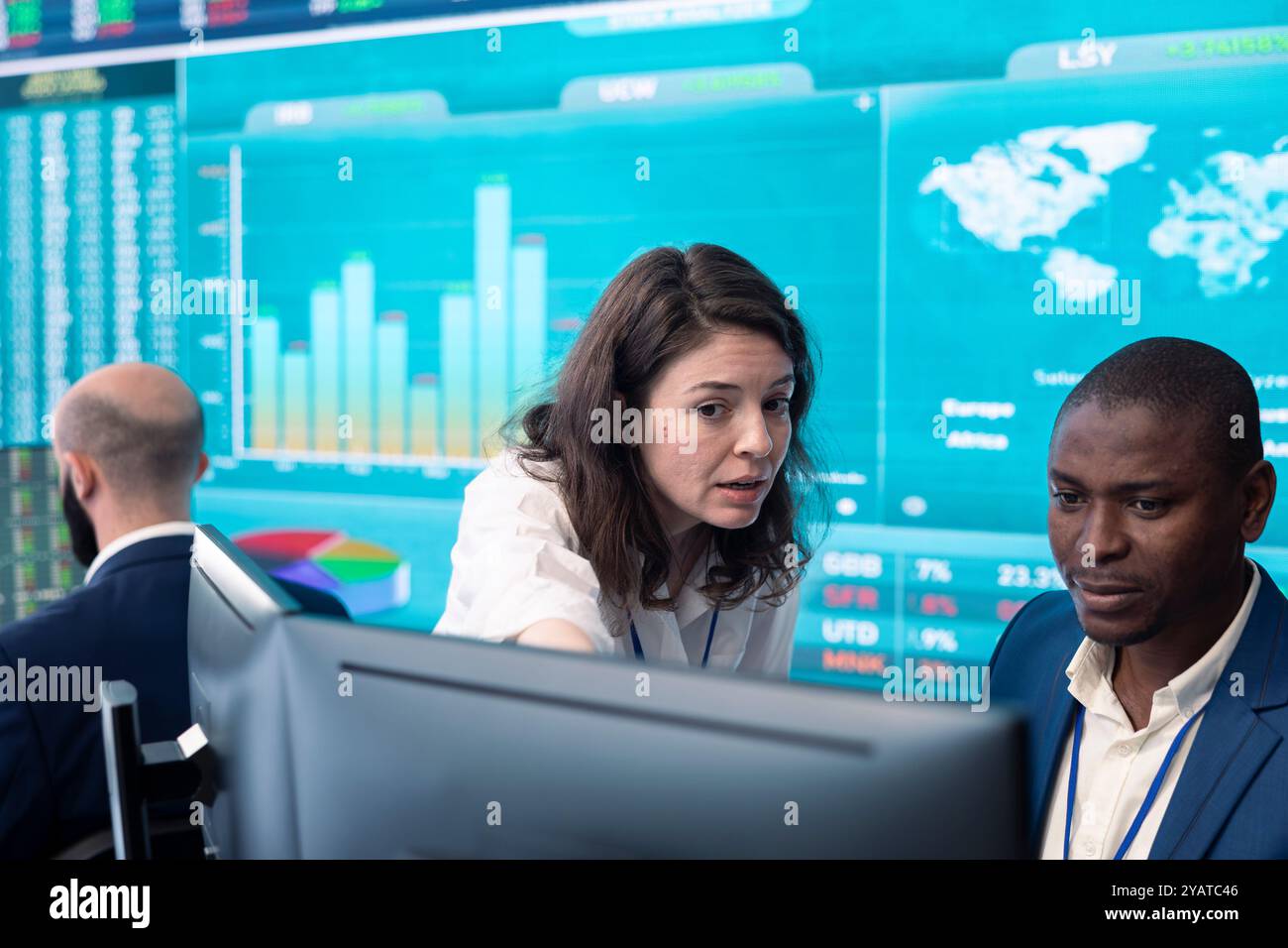 I dipendenti aziendali valutano gli indicatori chiave delle prestazioni all'interno dell'azienda, conducono valutazioni e discutono della situazione del flusso di lavoro. Lavoratori che migliorano la produttività e l'efficienza. Foto Stock