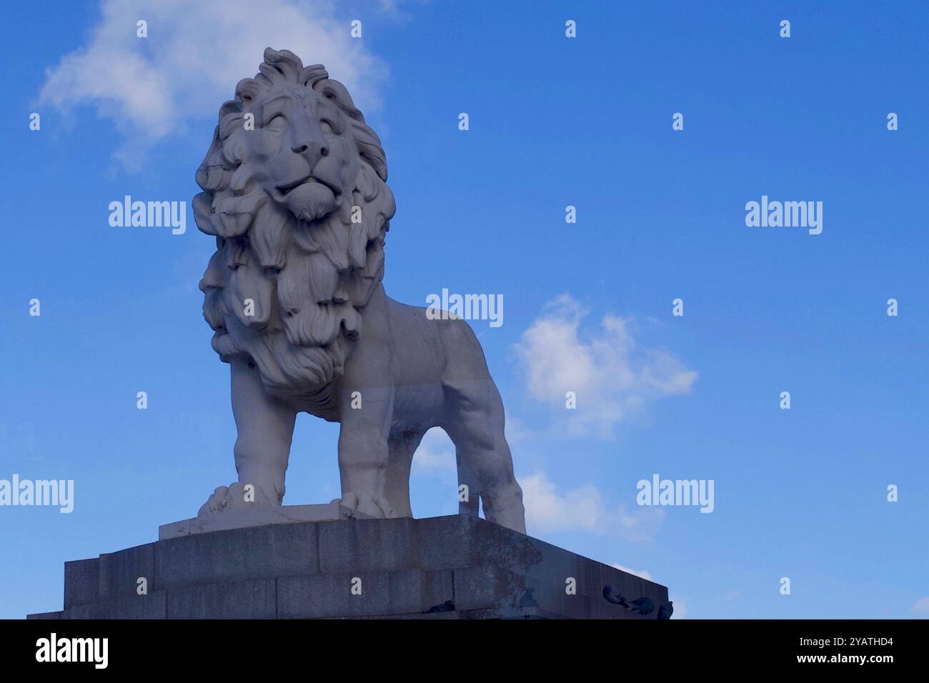 South Bank Lion, Westminster Bridge, Lambeth, City Of Westminster, Londra, Inghilterra. Foto Stock