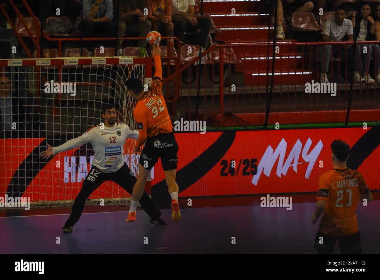 Torrelavega, Spagna, 15 ottobre 2024: Tiro in porta da Angel Fernandez ñperez (32) di Bathco BM. Torrelavega nella 2a fase a gironi della EHF European League 2024-25 tra Bathco BM. Torrelavega e RK Nexe, il 15 ottobre 2024, presso il Padiglione Vicente Trueba, a Torrelavega, Spagna. Foto Stock