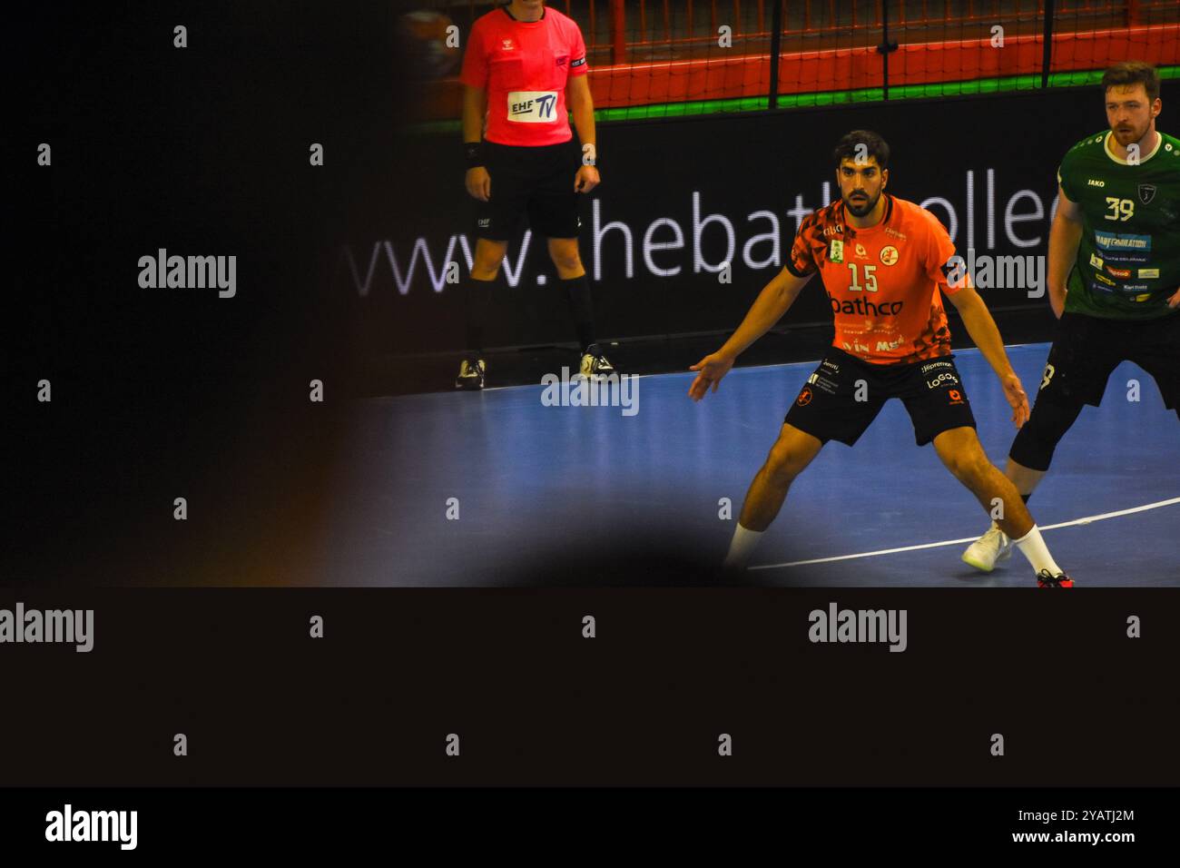 Torrelavega, Spagna, 15 ottobre 2024: Juan Jose Fernandez Sanchez (15) di BM Bathco Tottelavega in difesa durante la 2a fase a gironi della EHF European League 2024-25 tra Bathco BM. Torrelavega e RK Nexe il 15 ottobre 2024 presso il Padiglione Vicente Trueba di Torrelavega, Spagna. Foto Stock