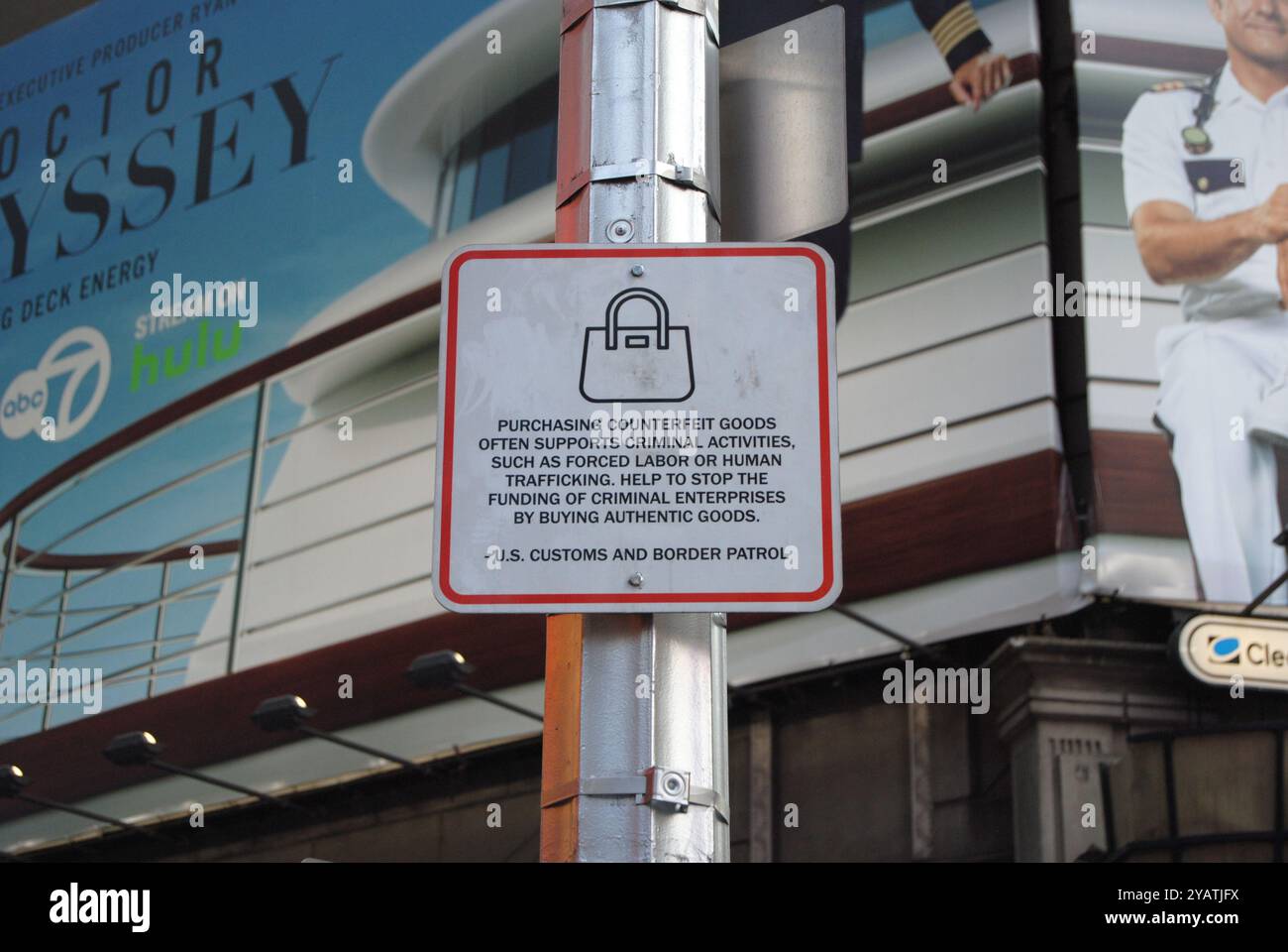 New York City, NY, Stati Uniti d'America - 15 ottobre 2024: Firma a Times Square dalla U.S. Customs and Border Patrol incoraggiando le persone ad acquistare merci autentiche. Foto Stock