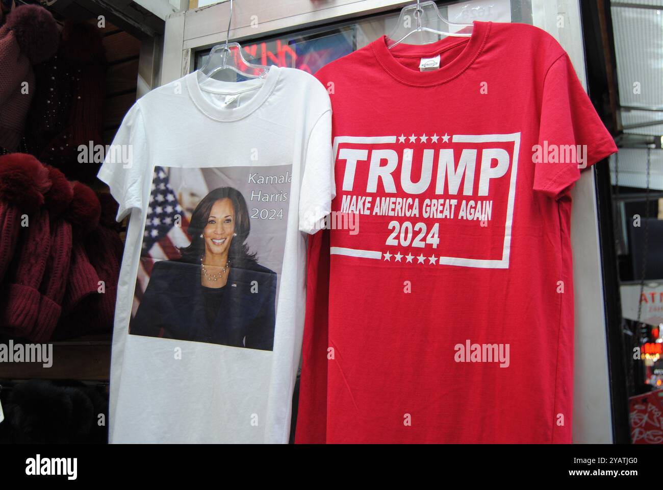 New York City, New York, USA - 13 ottobre 2024: Souvenir politici con i candidati presidenziali Trump e Harris in un negozio di articoli da regalo vicino a Times Square. Foto Stock