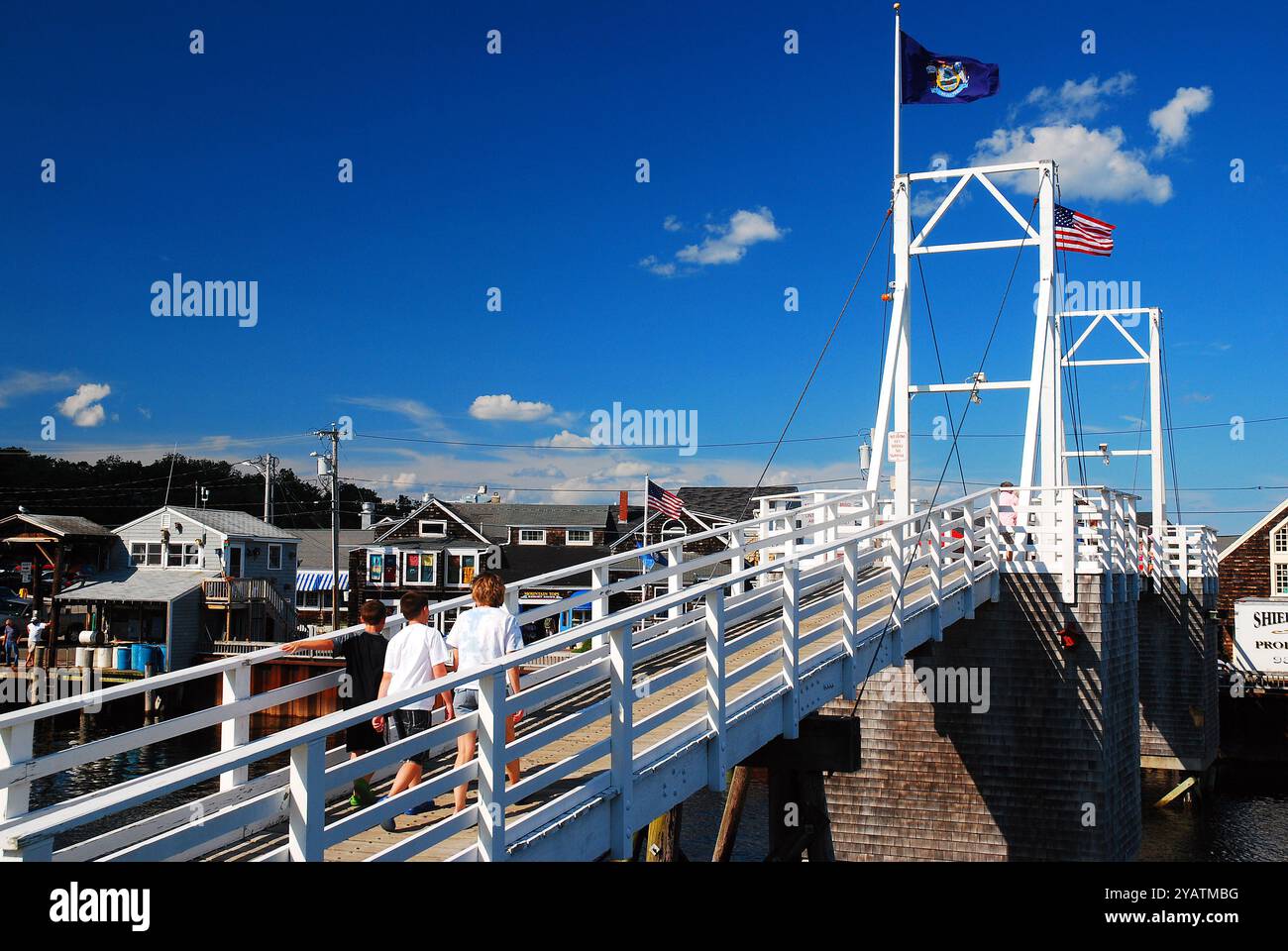 Una famiglia attraversa un ponte pedonale a Ogunquit, Maine Foto Stock