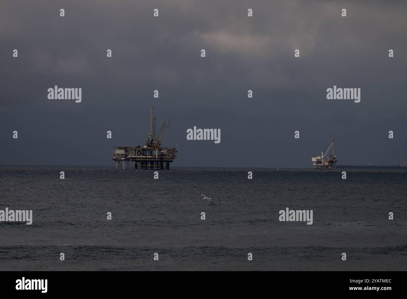 Piattaforme oceaniche nell'Oceano Pacifico al largo di Huntington Beach Foto Stock