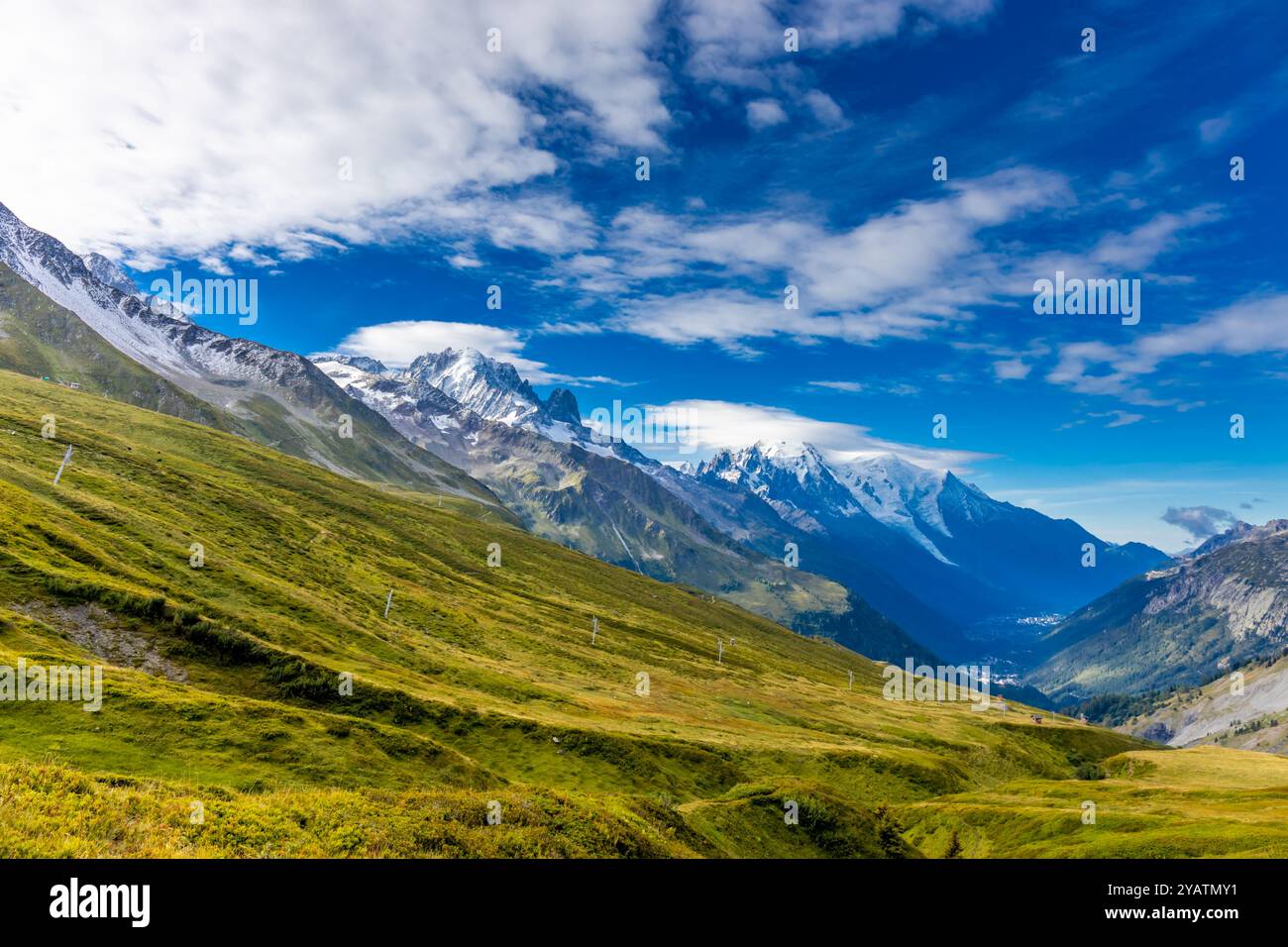 Cima del Montblanc, Monte bianco, la vetta più alta d'Europa. La cupola delle montagne innevate delle Alpi francesi con un enorme ghiacciaio sopra la pittoresca Chamonix Foto Stock