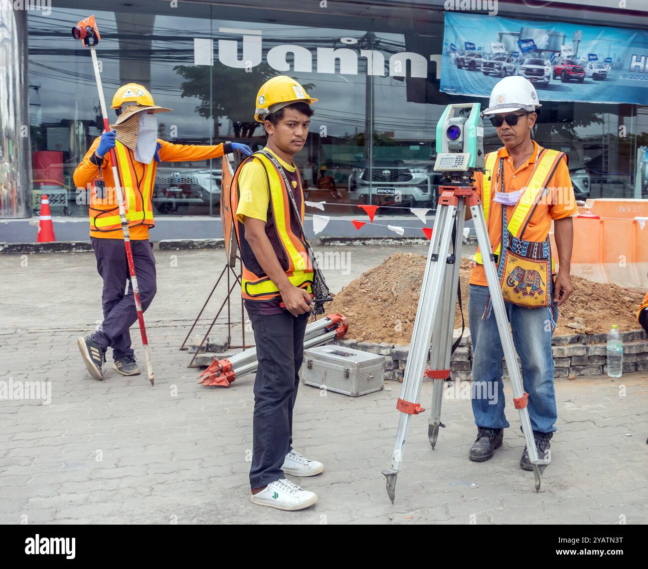 SAMUT PRAKAN, THAILANDIA, 01 GIUGNO 2024, Un gruppo di uomini lavora a un'indagine di costruzione sulla strada Foto Stock