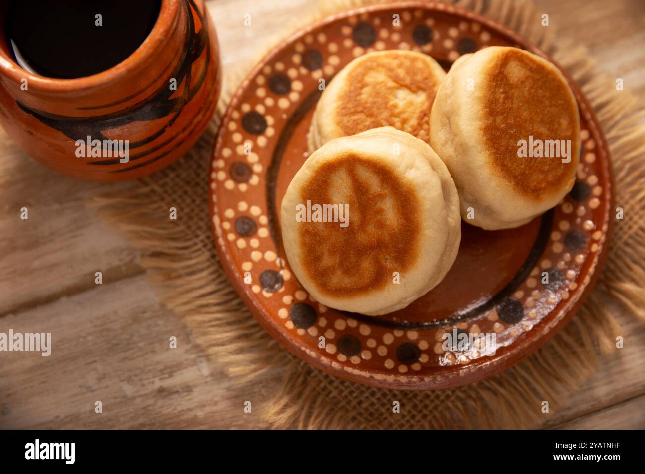 Gorditas de nata. La crema Gorditas, snack messicano, è una ricetta semplice fatta con farina di grano, panna, zucchero e cannella, pane dolce simile in Sha Foto Stock