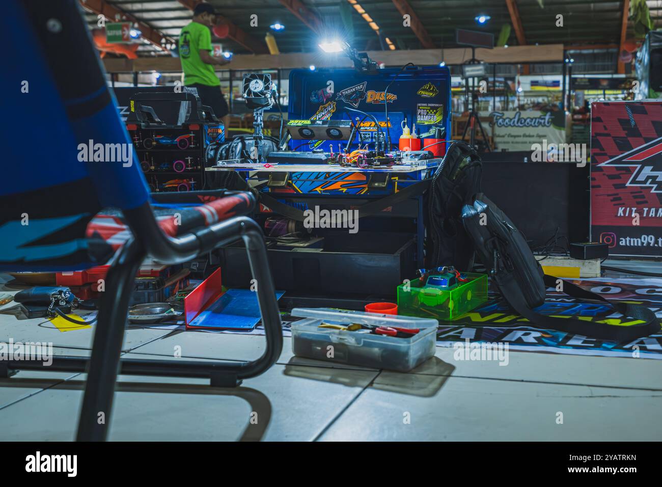 Balikpapan, Indonesia - 10 agosto 2024. Una vista ravvicinata dello spazio di lavoro di un pilota in una gara di Mini 4WD. L'immagine acquisisce gli strumenti, le apparecchiature, Foto Stock