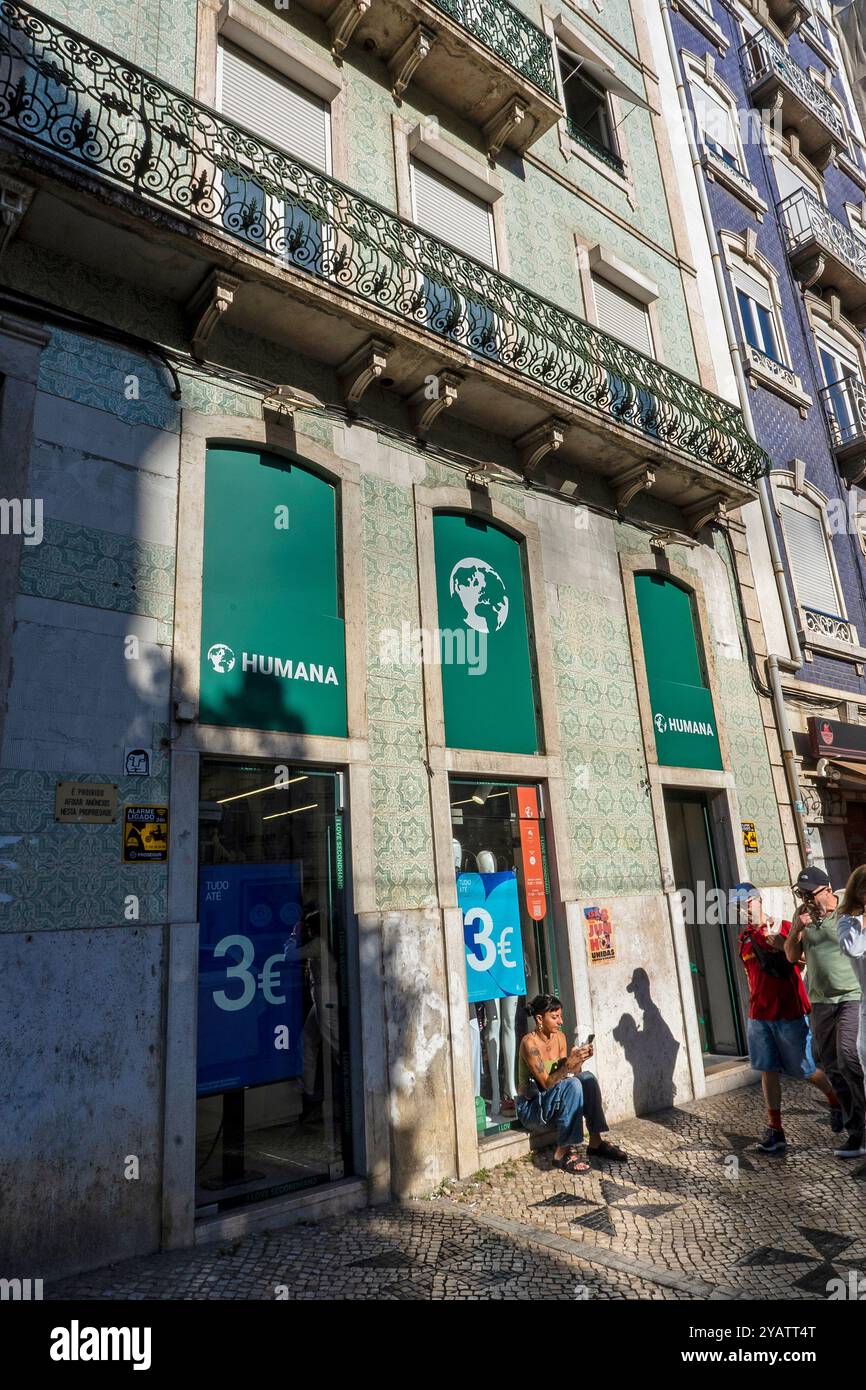 Esterno del negozio "Humana", un negozio di abbigliamento usato, Lisbona, Portogallo. Europa. Foto Stock