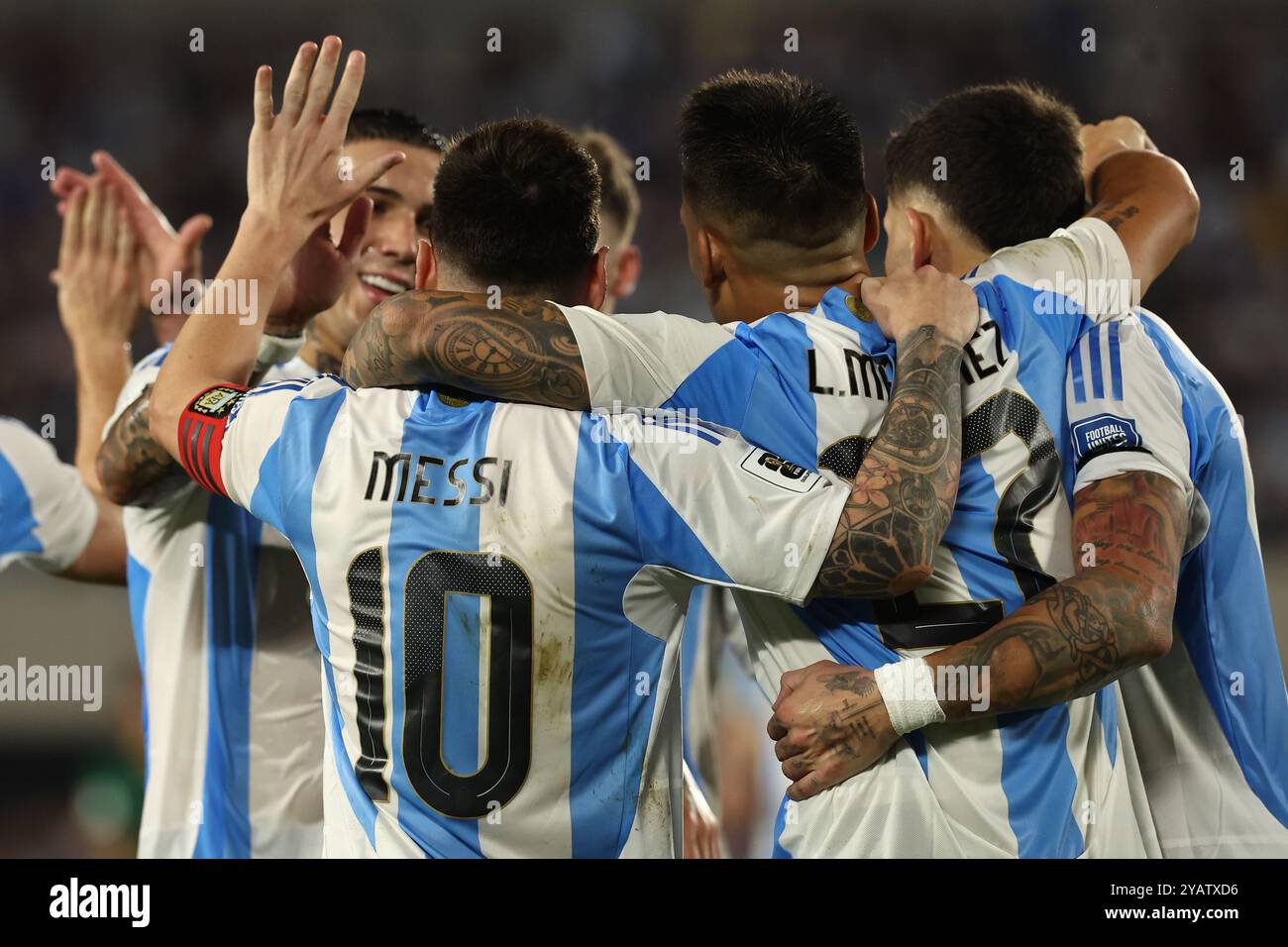 L'attaccante argentino Lautaro Martinez (R) festeggia con i compagni di squadra dopo aver segnato il secondo gol della squadra contro la Bolivia durante la partita di qualificazione al campionato del mondo FIFA 2026 allo stadio Monumental di Buenos Aires il 15 ottobre 2024. Foto Stock