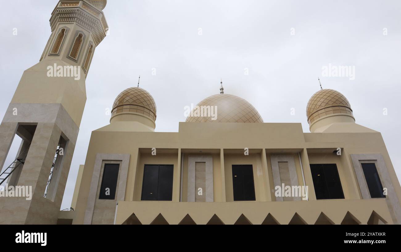 Moschea dall'architettura interessante, sullo sfondo del cielo Foto Stock