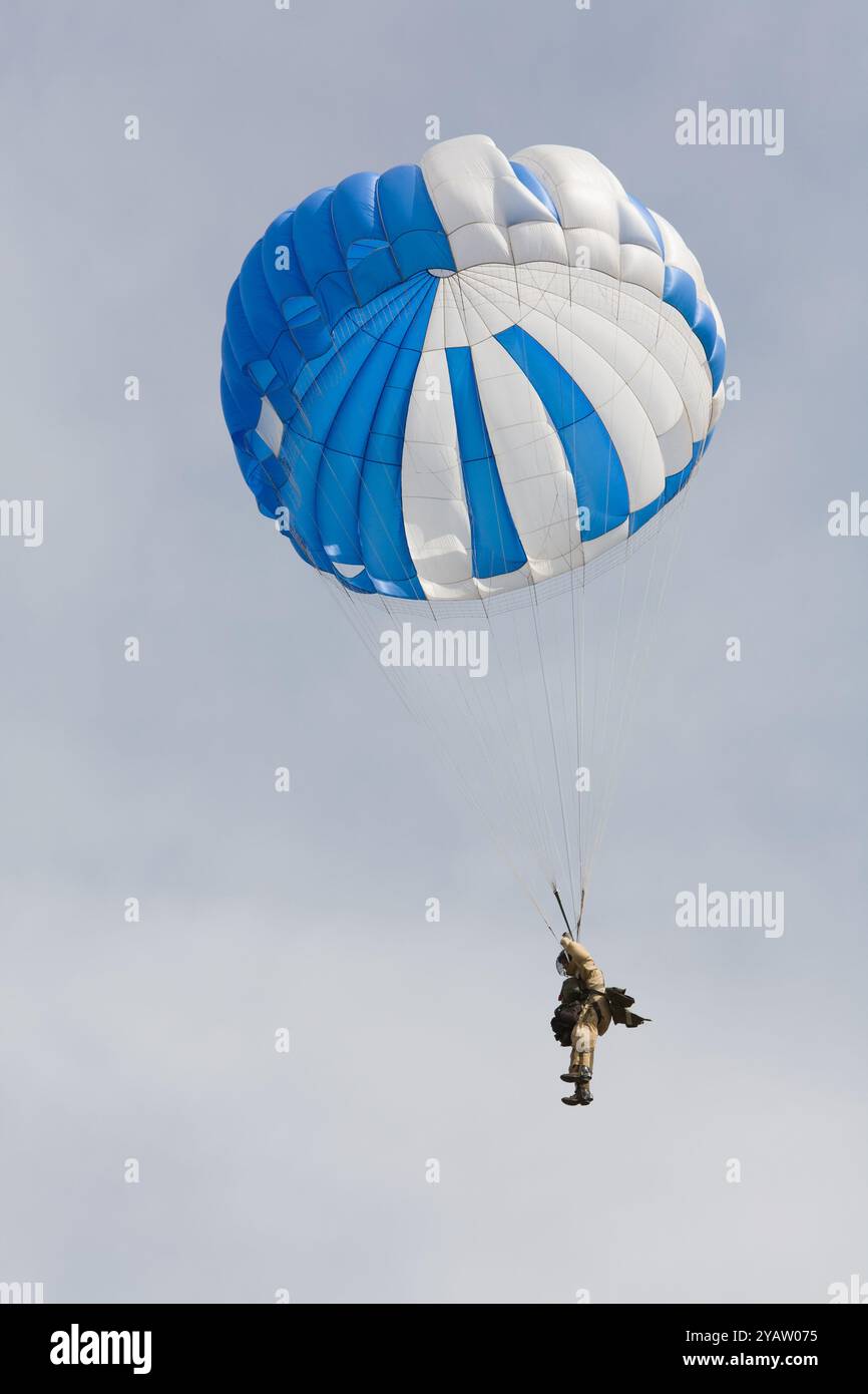 Uno Smokejumper Forest Servce scende verso la zona di atterraggio con un salto di prova, Missoula, MT. La tettoia rotonda è meno manovrabile rispetto alla RAM-Air quadrata. Foto Stock
