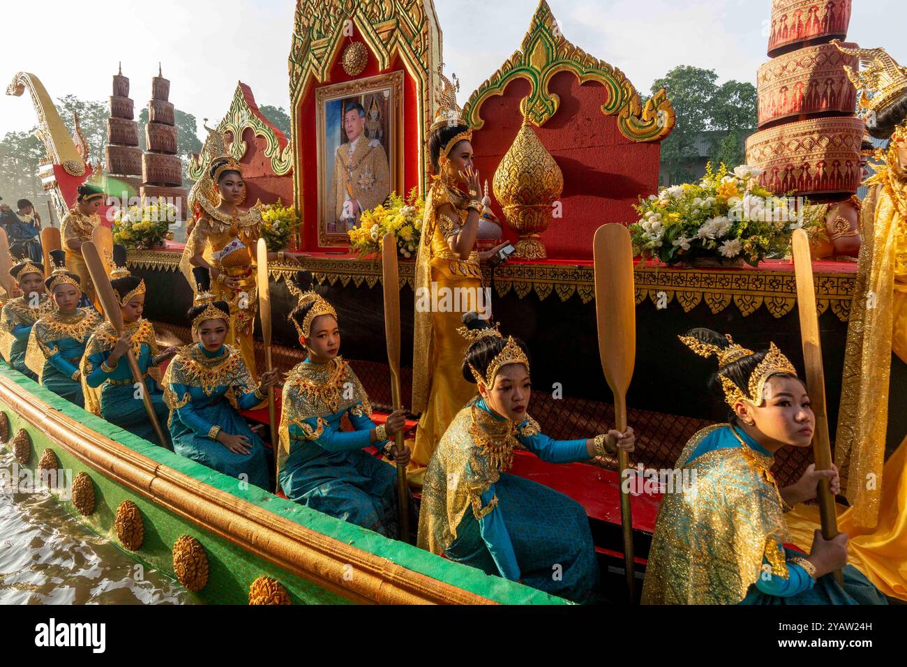 Bang Phli, Samut Prakan, Thailandia. 16 ottobre 2024. Migliaia di frequentatori del festival si sono riuniti a Wat Bang Phli Yai Nai, nella provincia tailandese di Samut Prakan, per prendere parte all'annuale Rab Bua, altrimenti noto come il festival del lancio del loto. I partecipanti al festival si allineavano sui canali tenendo fiori di loto per lanciarli verso una statua di Buddha che viene portata su e giù per il canale vicino al tempio. Il festival si svolse il giorno prima di awk Phansa, a volte indicato come Quaresima buddista, una delle più importanti festività del Buddhismo Theravada thailandese. (Immagine di credito: © Adryel Talamantes/ZUMA Press Foto Stock