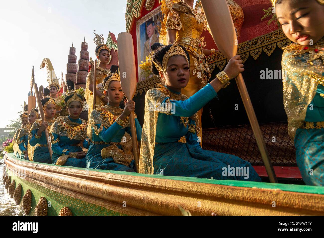 Bang Phli, Samut Prakan, Thailandia. 16 ottobre 2024. Migliaia di frequentatori del festival si sono riuniti a Wat Bang Phli Yai Nai, nella provincia tailandese di Samut Prakan, per prendere parte all'annuale Rab Bua, altrimenti noto come il festival del lancio del loto. I partecipanti al festival si allineavano sui canali tenendo fiori di loto per lanciarli verso una statua di Buddha che viene portata su e giù per il canale vicino al tempio. Il festival si svolse il giorno prima di awk Phansa, a volte indicato come Quaresima buddista, una delle più importanti festività del Buddhismo Theravada thailandese. (Immagine di credito: © Adryel Talamantes/ZUMA Press Foto Stock