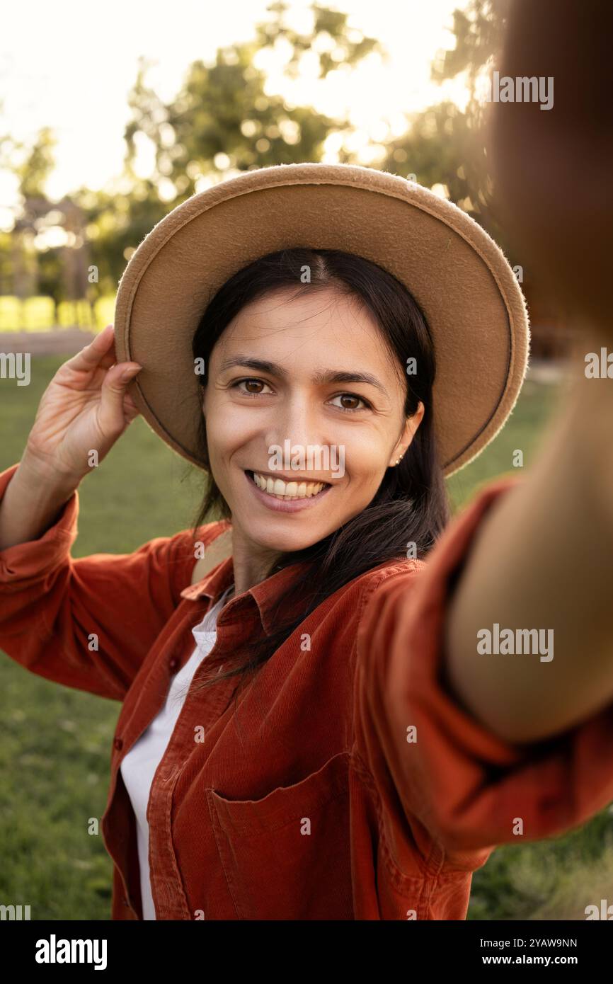 Donna ispanica che fa selfie in natura. Concetto di blogging, comunicazione e viaggio Foto Stock
