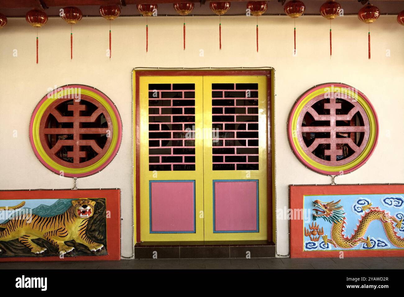 Una porta decorata con figure di animali nel complesso del tempio Pulo Kemaro, un luogo di culto per il buddismo, il taoismo e il confucianesimo a Palembang, Indonesia. Foto Stock