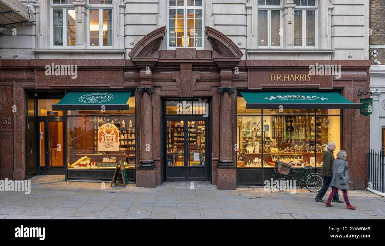 D. R. Harris & Co Pharmacy shopping in St James's Street Foto Stock