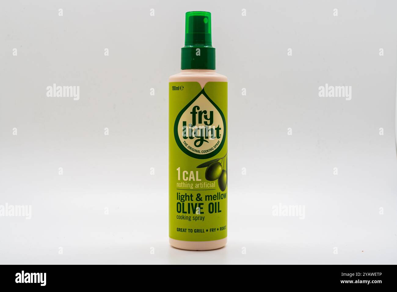 Wolverhampton, Regno Unito - 15 ottobre 2024: Un contenitore spray di spray da cucina Fry Light su sfondo bianco Foto Stock