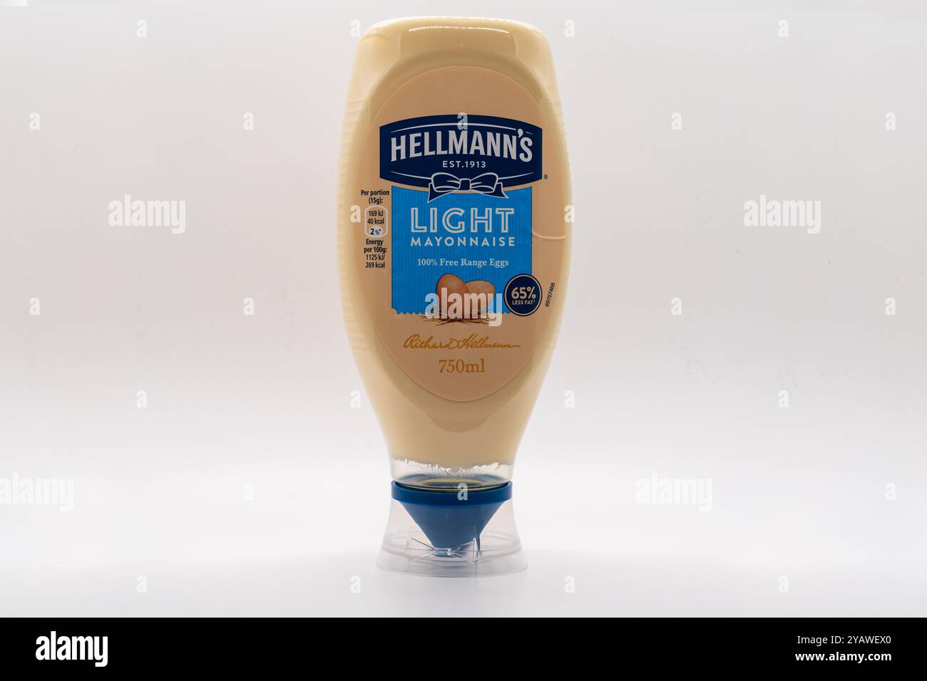 Wolverhampton, Regno Unito - 15 ottobre 2024: Un contenitore di Hellmann's Light mayonnaise su sfondo bianco Foto Stock