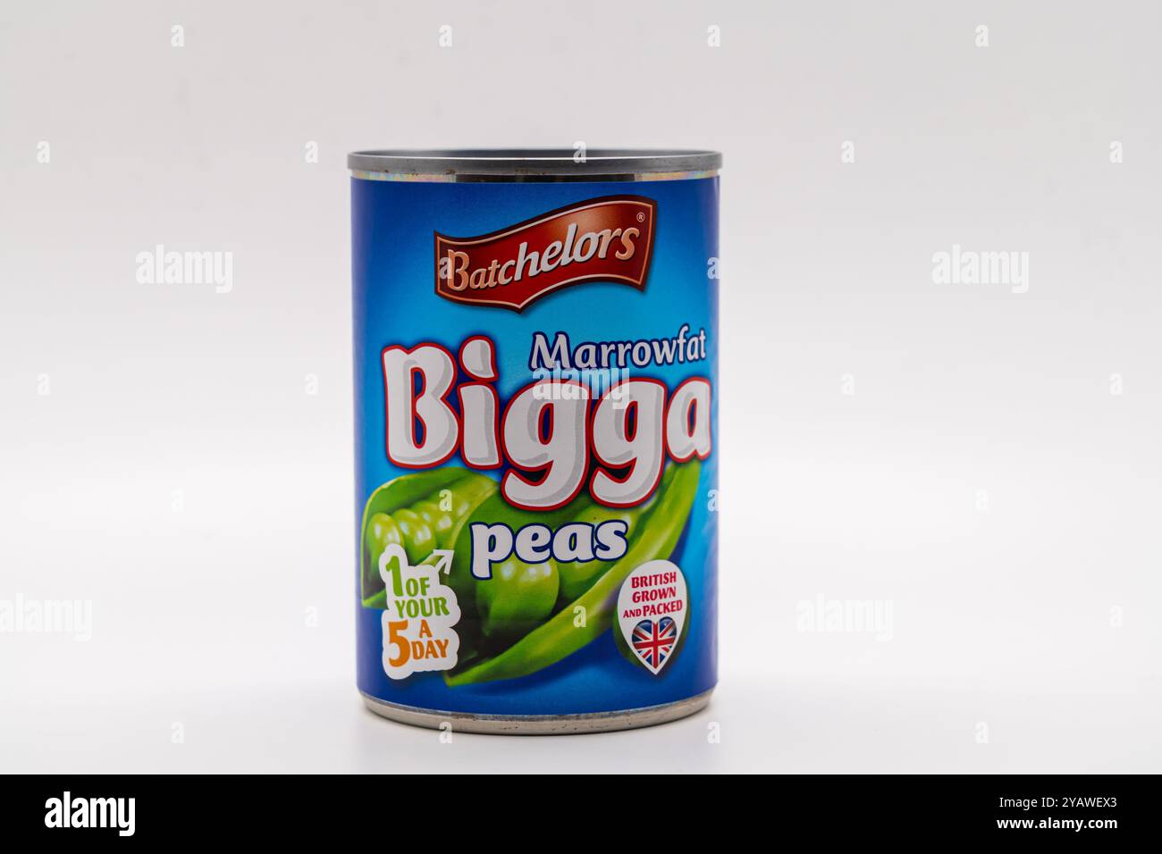 Wolverhampton, Regno Unito - 15 ottobre 2024: Una scatola di Batchelors Bigga Marrowfat Pea su sfondo bianco Foto Stock