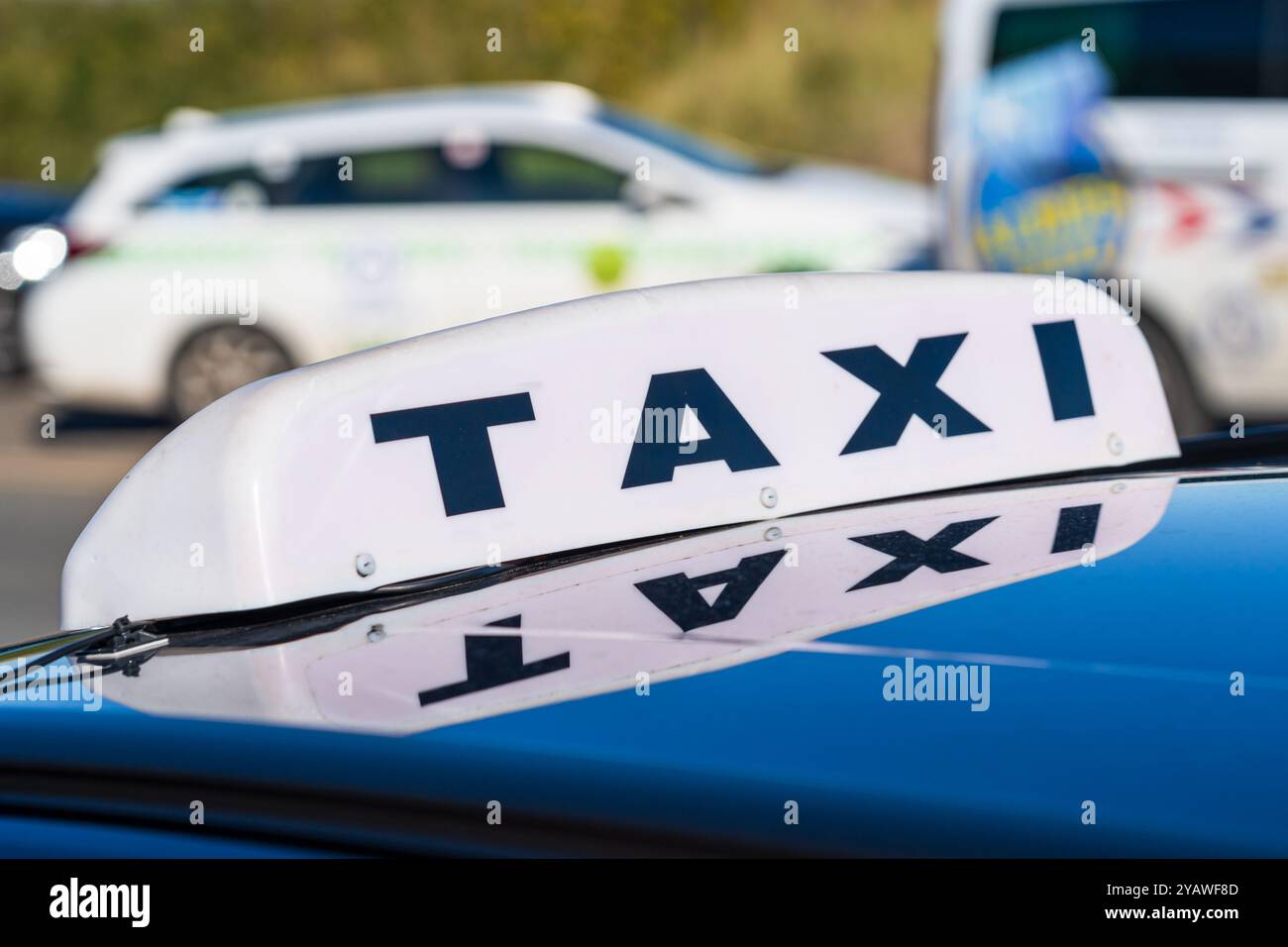 Cartello taxi sulla sommità di un taxi o di un'auto privata a noleggio Foto Stock