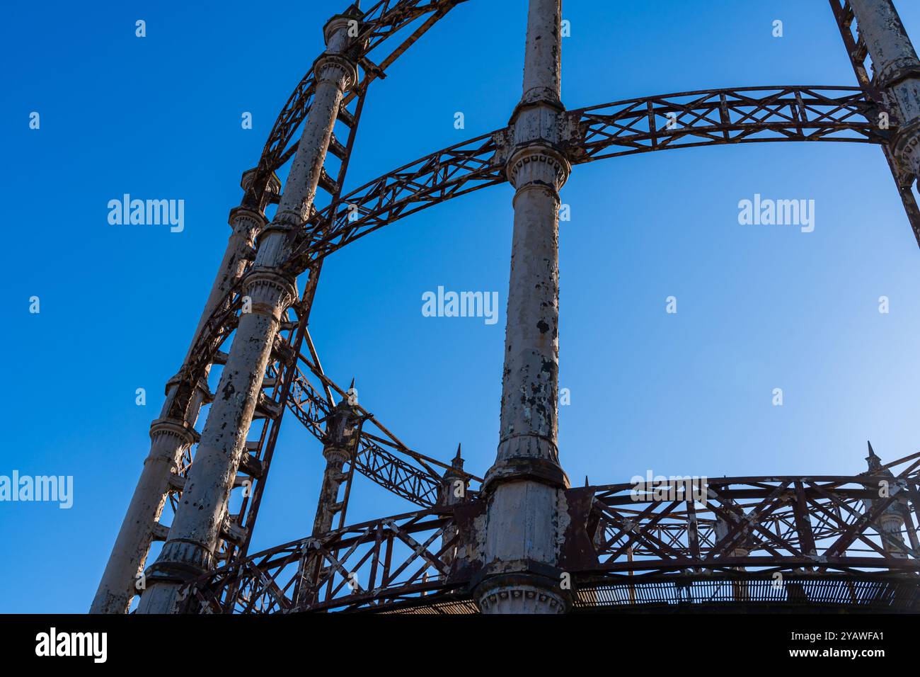 Vista ravvicinata di un vecchio portagomma retrò arrugginito o di una torre di rifornimento contro un cielo blu a Great Yarmouth, Norfolk, Regno Unito Foto Stock