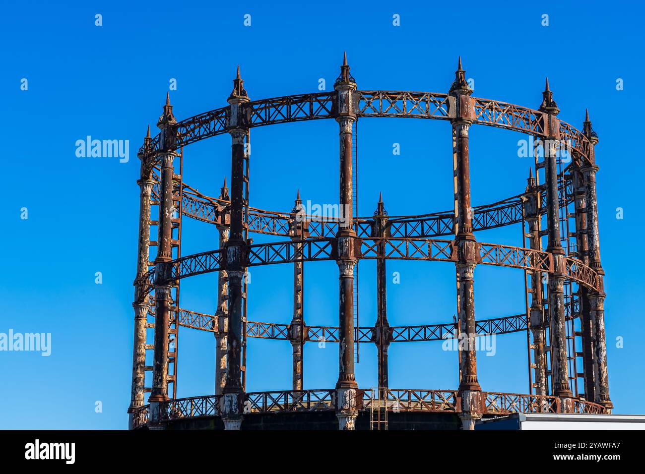 Vecchio portapaziente retrò di gas arrugginito o torre di rifornimento contro un cielo blu a Great Yarmouth, Norfolk, Regno Unito Foto Stock