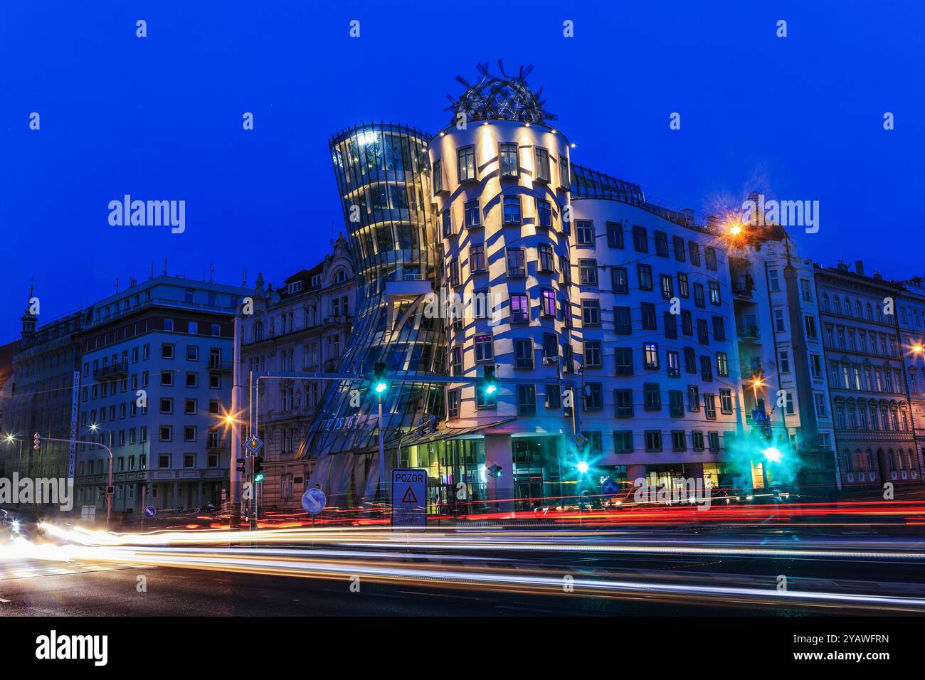 Praque, Repubblica Ceca, 05 maggio 2023: The Dancing House, o Fred and Ginger nell'illuminazione serale, progettato da Frank Gehry è il punto di riferimento moderno Foto Stock