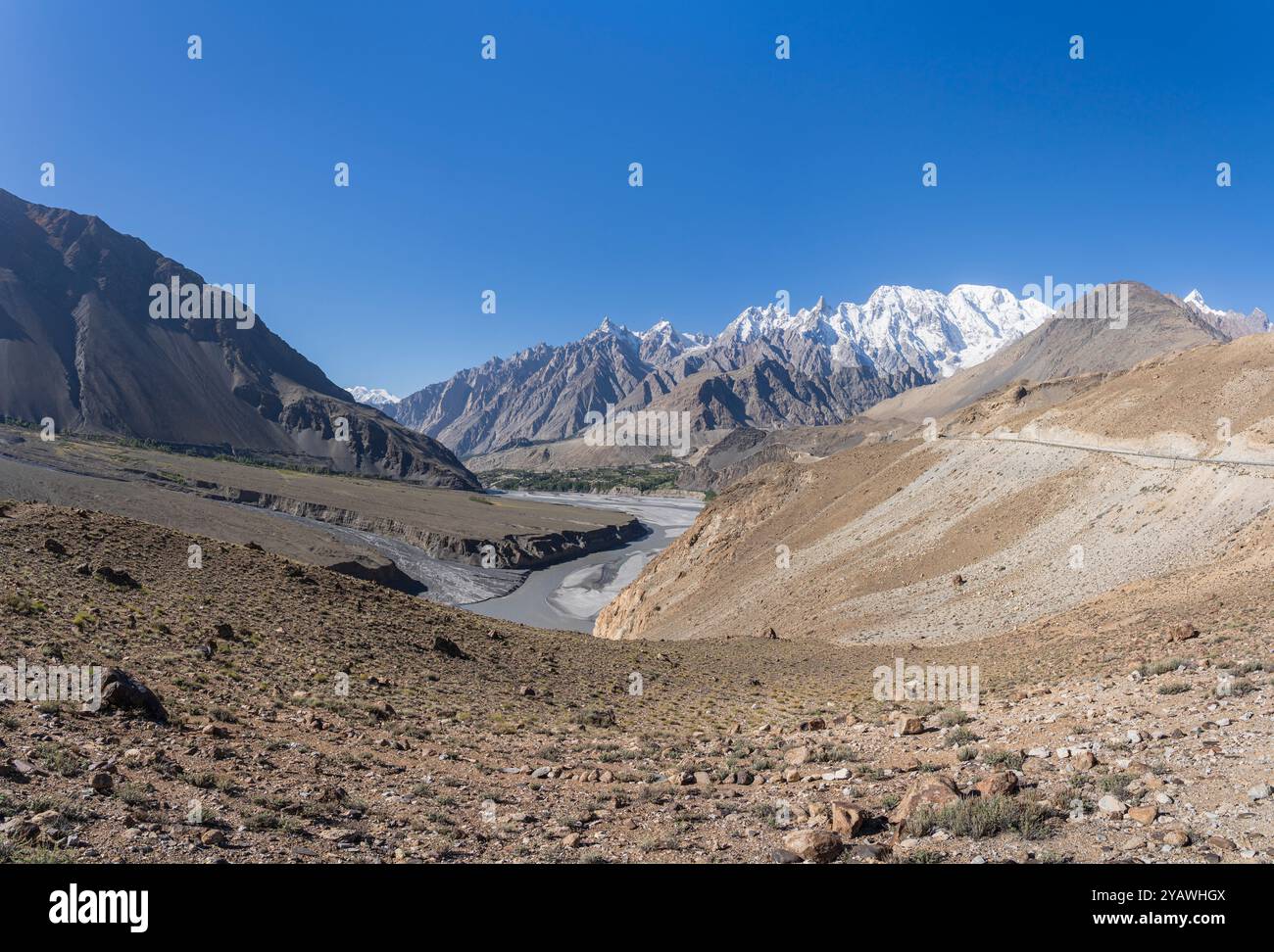 Paesaggio montano panoramico lungo l'autostrada Karakoram vicino a Passu, Hunza, Gilgit-Baltistan, Pakistan Foto Stock