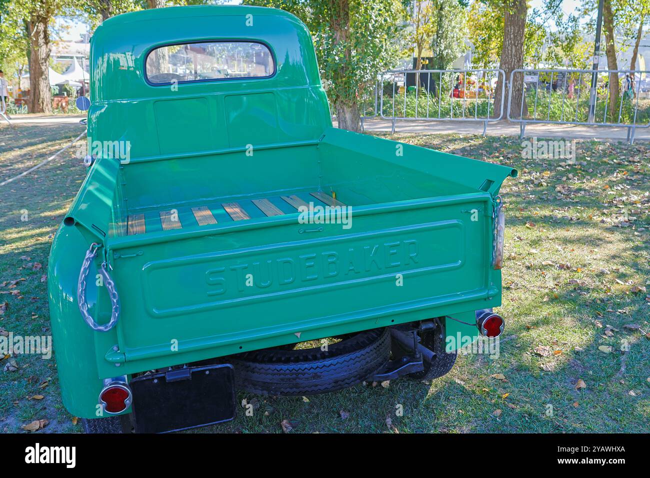 Il pick-up studebaker verde restaurato è parcheggiato sull'erba in una giornata di sole Foto Stock