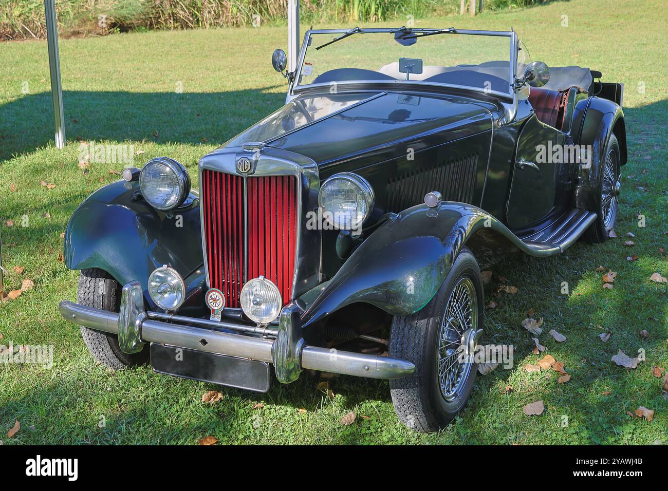 Nero lucido mg td convertibile è parcheggiato su un campo erboso Foto Stock