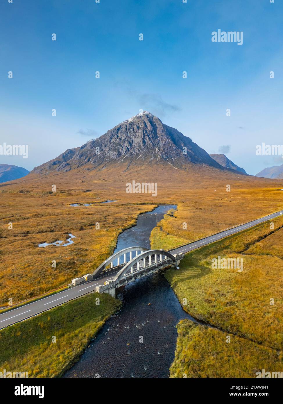 Vista aerea dal drone del paesaggio autunnale verso la montagna Buachaille Etive Mor dal ponte stradale sul fiume Rannoch Moor, Scottish Highlands, Scotla Foto Stock