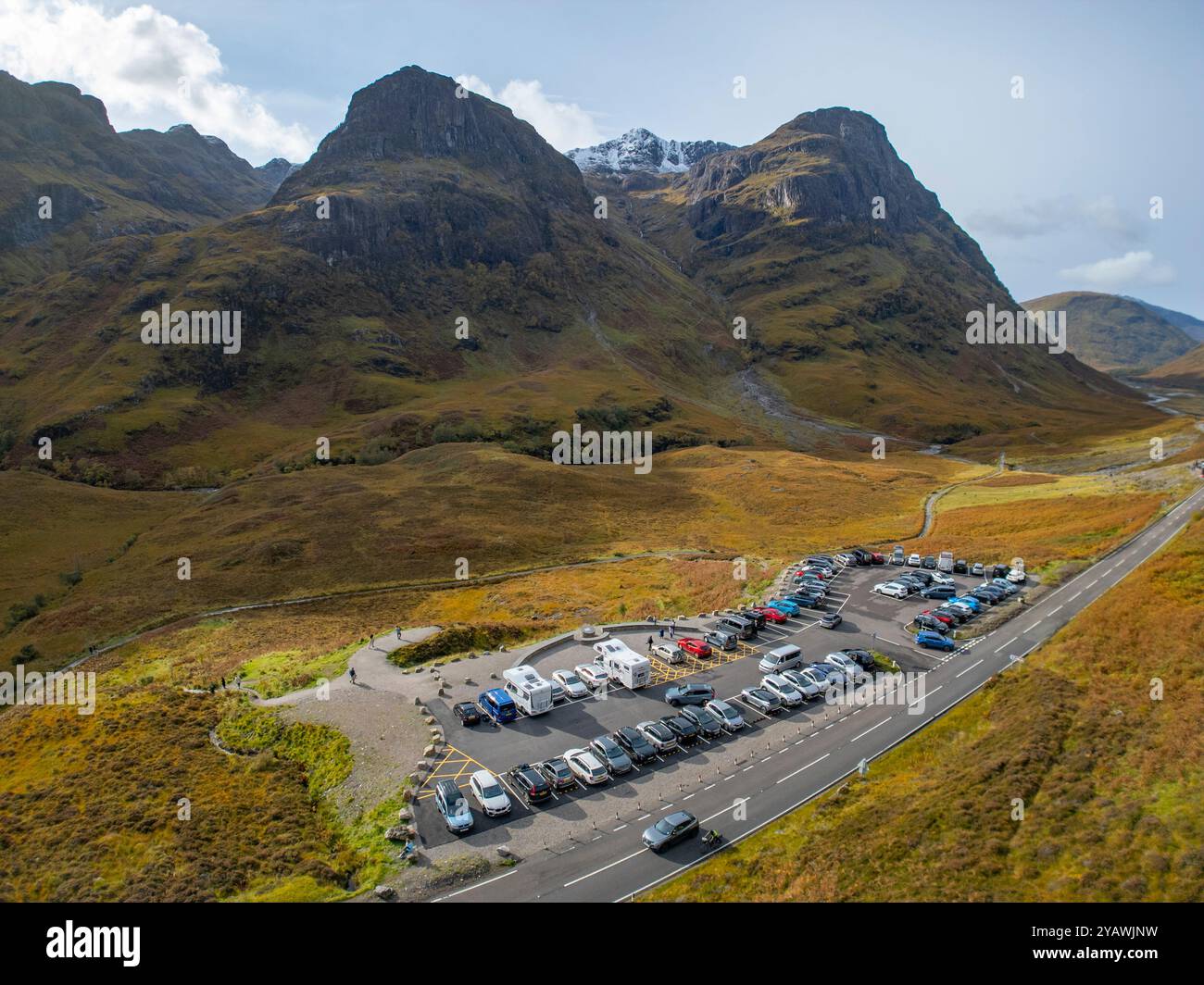 Vista aerea dal drone del parcheggio affollato del Three Sisters Viewpoint a Glen Coe, Scottish Highlands, Scozia, Regno Unito Foto Stock