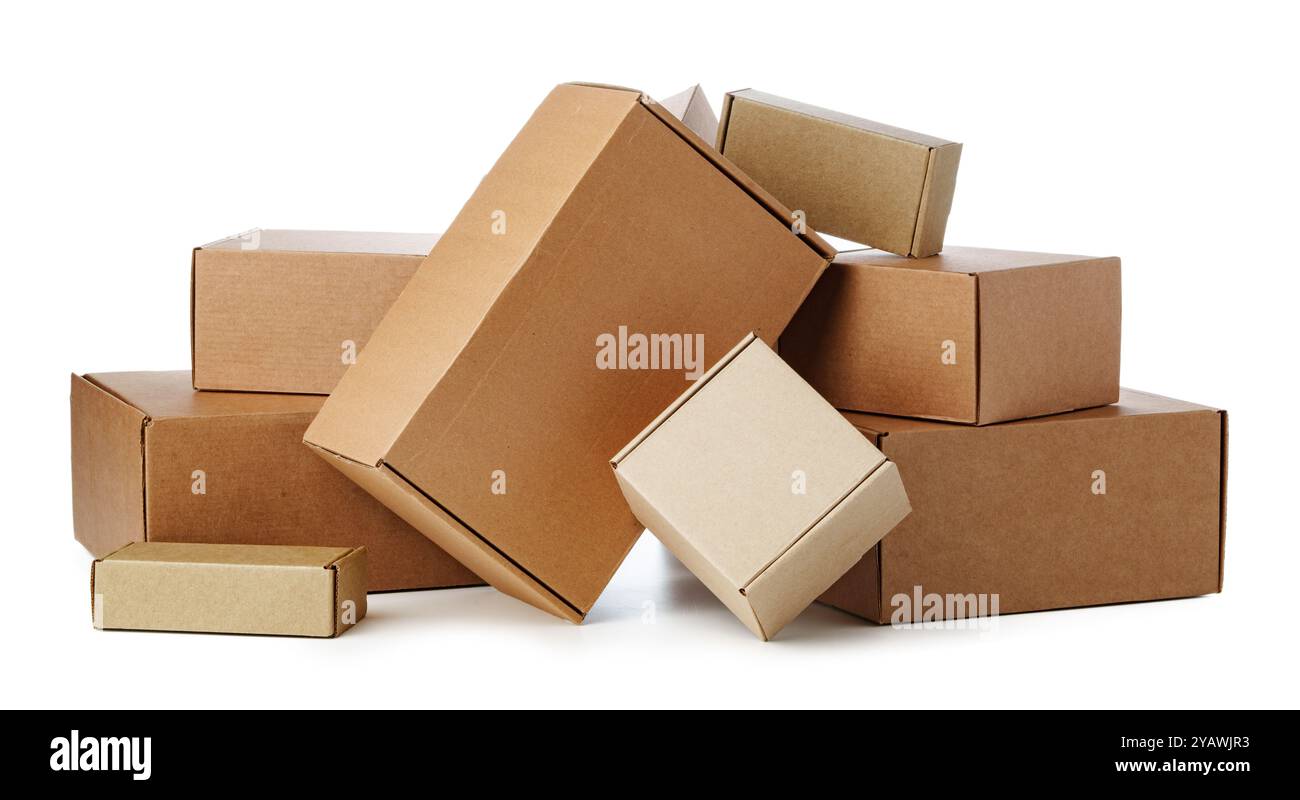 Scatole in cartone marrone impilate in varie misure disposte su sfondo bianco Foto Stock
