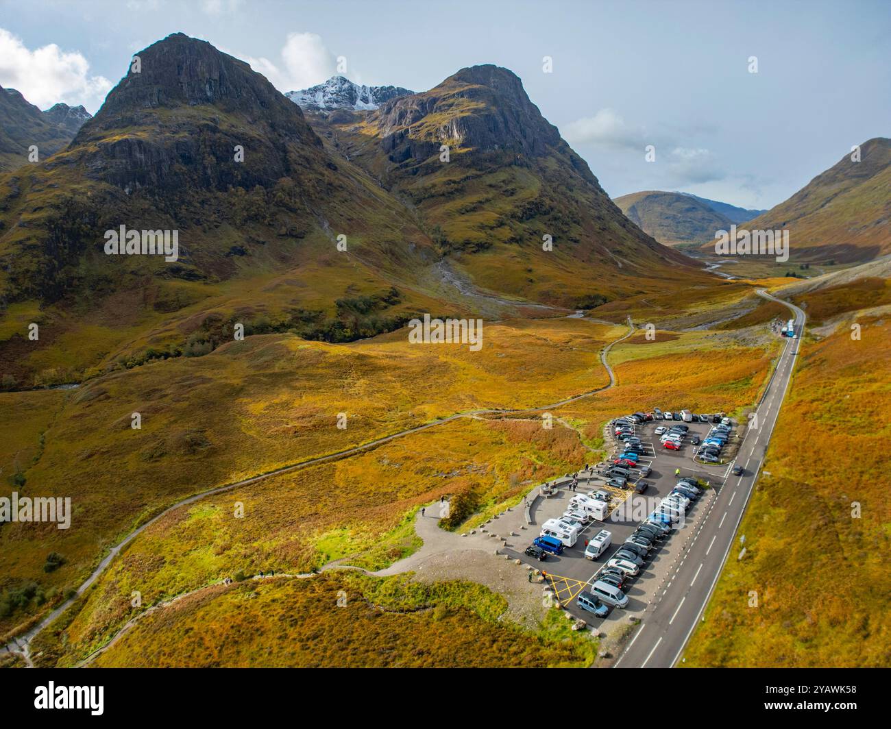 Vista aerea dal drone del parcheggio affollato del Three Sisters Viewpoint a Glen Coe, Scottish Highlands, Scozia, Regno Unito Foto Stock
