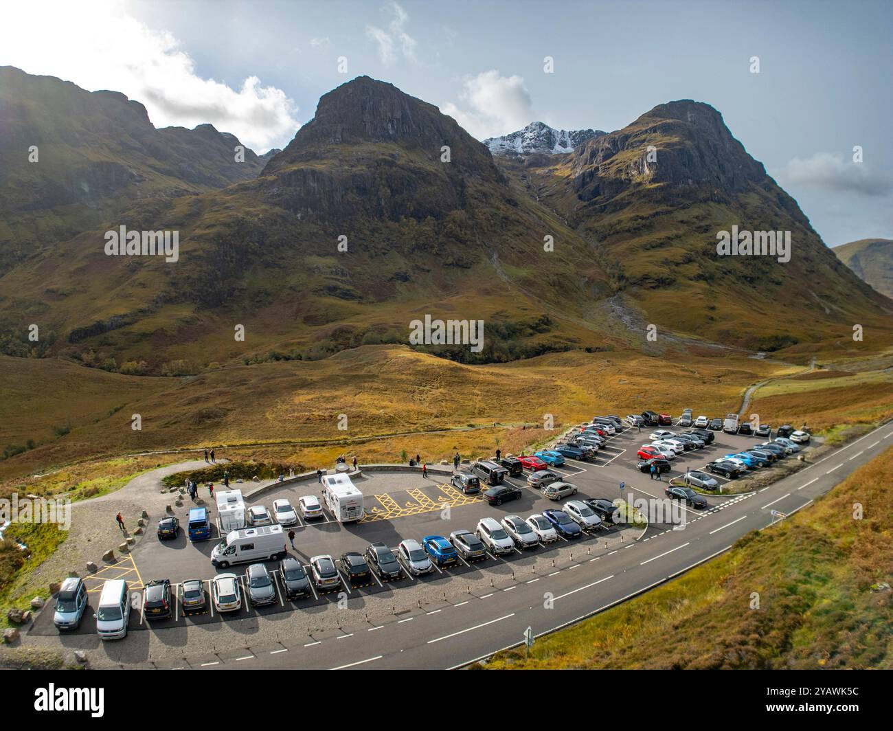 Vista aerea dal drone del parcheggio affollato del Three Sisters Viewpoint a Glen Coe, Scottish Highlands, Scozia, Regno Unito Foto Stock