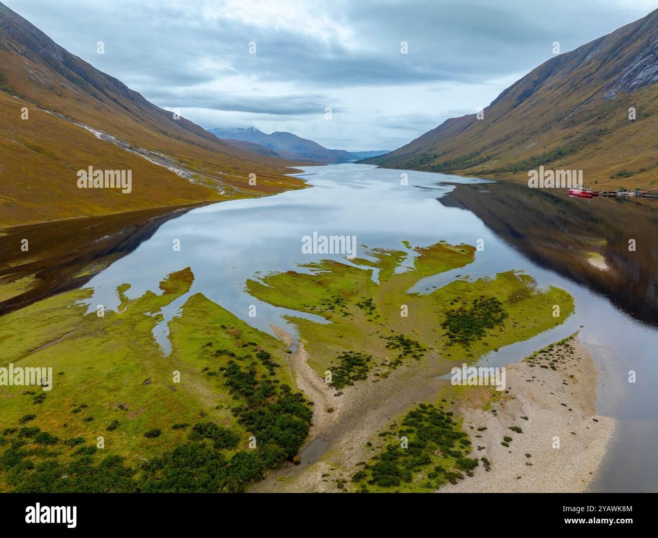 Vista aerea dal drone del paesaggio alla testa del Loch Etive a Glen Etive nelle Highlands scozzesi, Scozia, Regno Unito Foto Stock