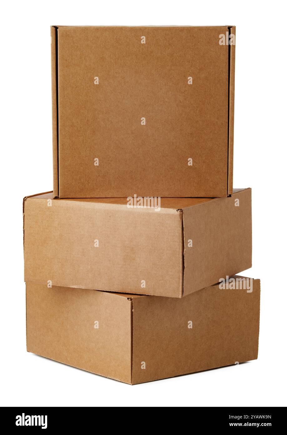 Scatole in cartone marrone impilate in varie misure disposte su sfondo bianco Foto Stock