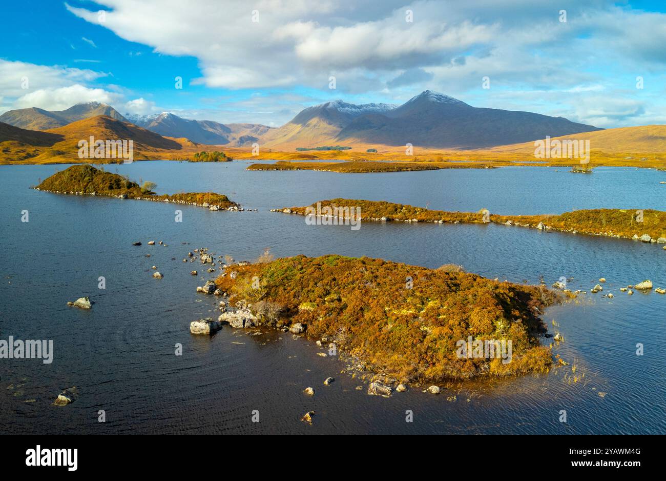 Vista aerea dal drone di piccole isole nel fogliame autunnale su Lochan na h-Achlaise su Rannoch Moor nelle Highlands scozzesi. Foto Stock