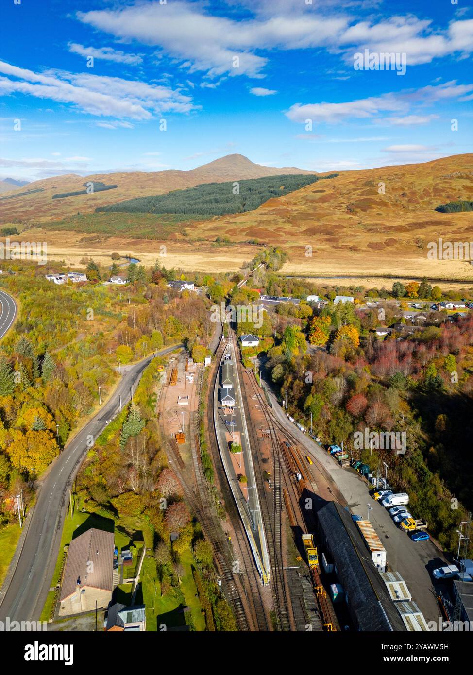 Vista aerea dal drone della stazione ferroviaria del villaggio di Crianlarich, Perthshire, nelle Highlands scozzesi, Scozia, Regno Unito Foto Stock