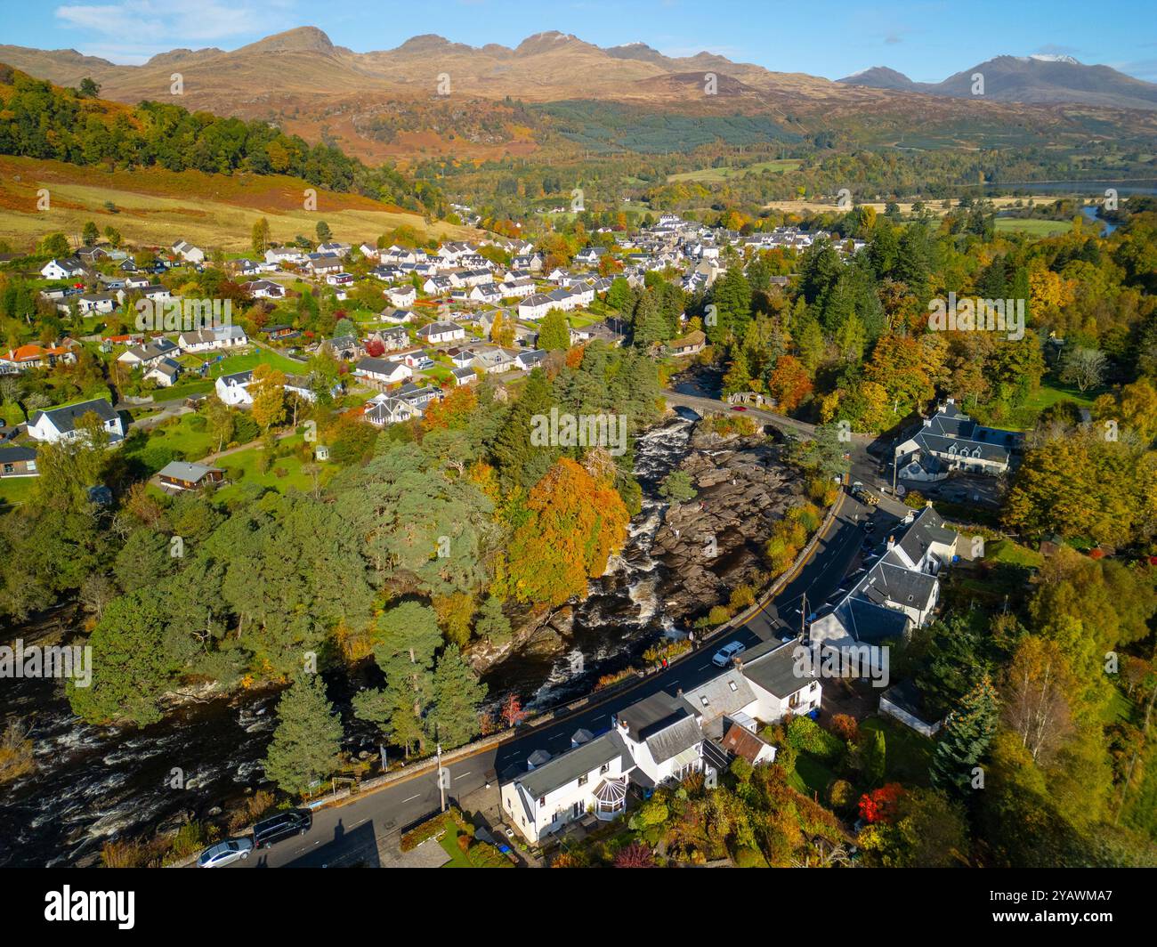 Vista aerea dal drone del fiume Dochart alle cascate di Dochart nel villaggio di Killin, Perthshire, nelle Highlands scozzesi, Scozia, Regno Unito Foto Stock