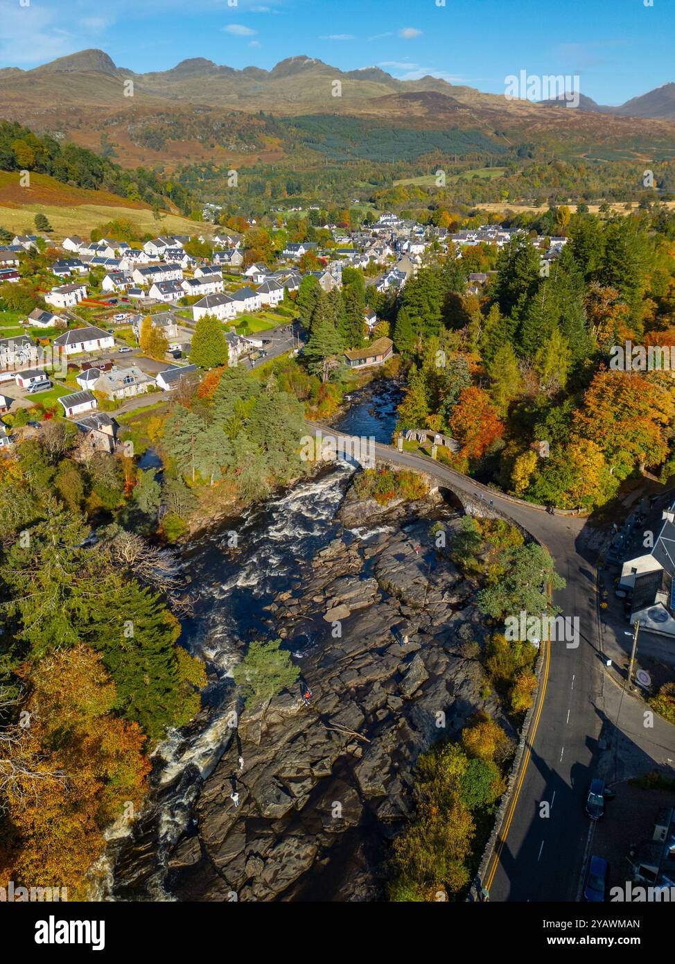 Vista aerea dal drone del fiume Dochart alle cascate di Dochart nel villaggio di Killin, Perthshire, nelle Highlands scozzesi, Scozia, Regno Unito Foto Stock